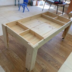 שולחן מחולק גדול