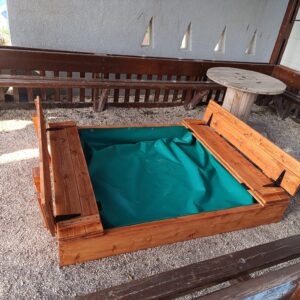 ארגז חול עם ספסלים